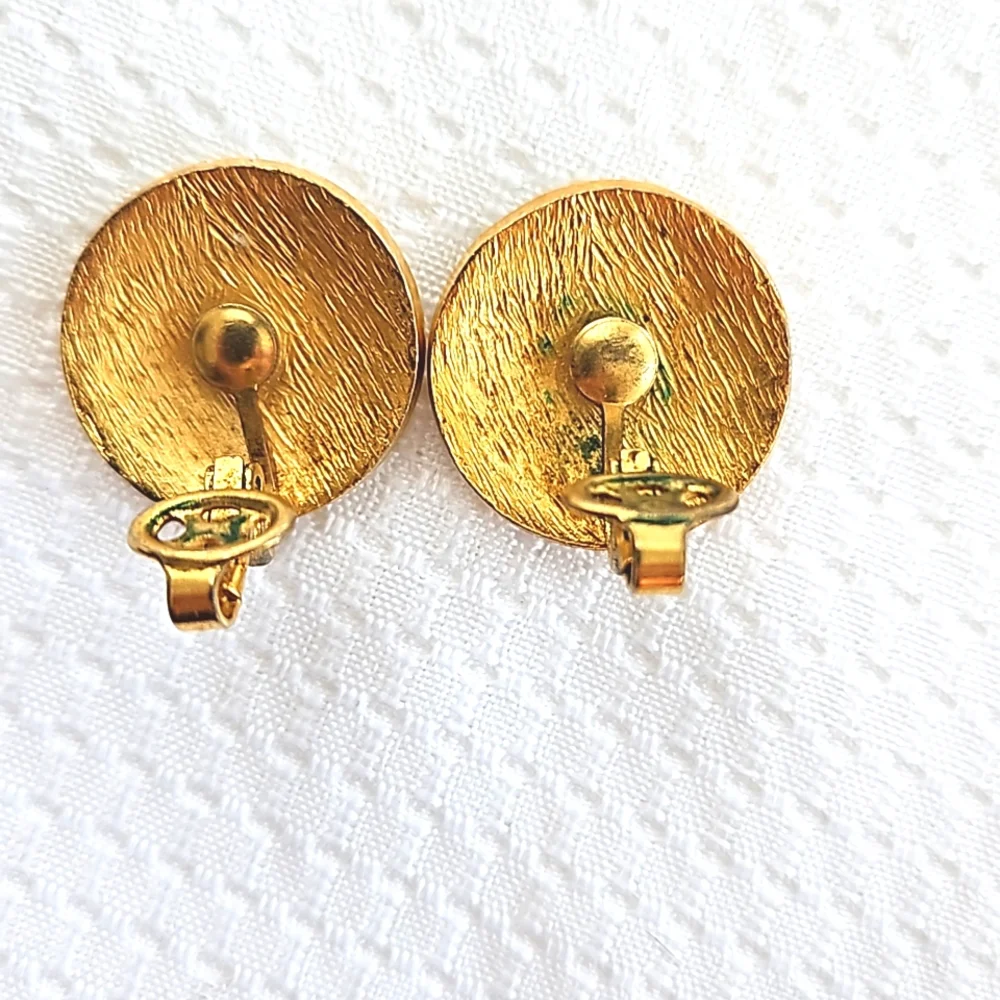 Vintage Crown Trifari White Enamel Gold Tone Round Clip On Earrings